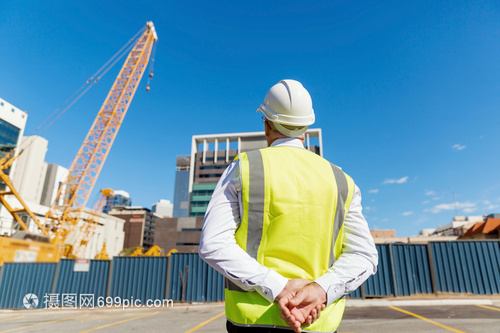 建筑工地的工程師建設者建筑工程師施工場景穿著安全背心